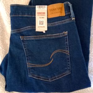 NWT Levi Strauss Signature size 18. W34x27L. Straight legs. High rise fit.